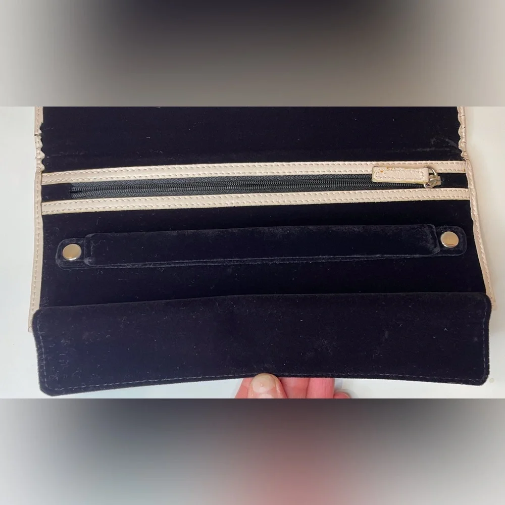 Pandora Women’s Unforgettable Moments Jewelry Travel Case  5”‎ X 10”